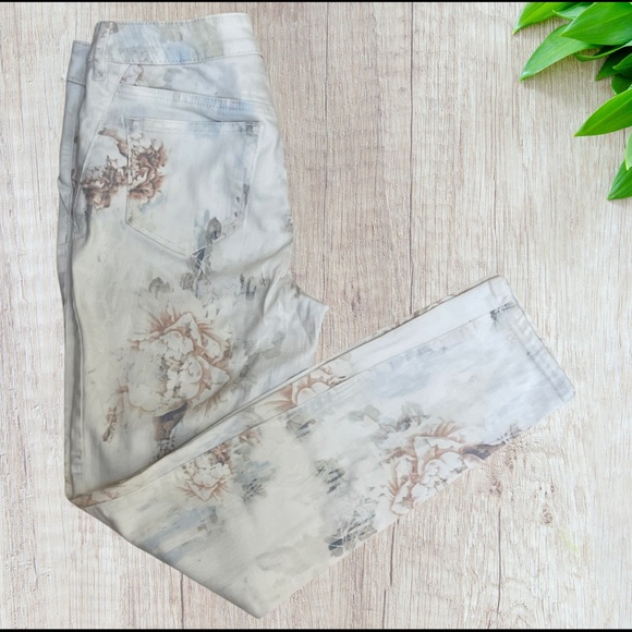 ✨4 for $20✨ | Chico’s | Platinum Diffused Floral Jeggings | 4 - Picture 7 of 8